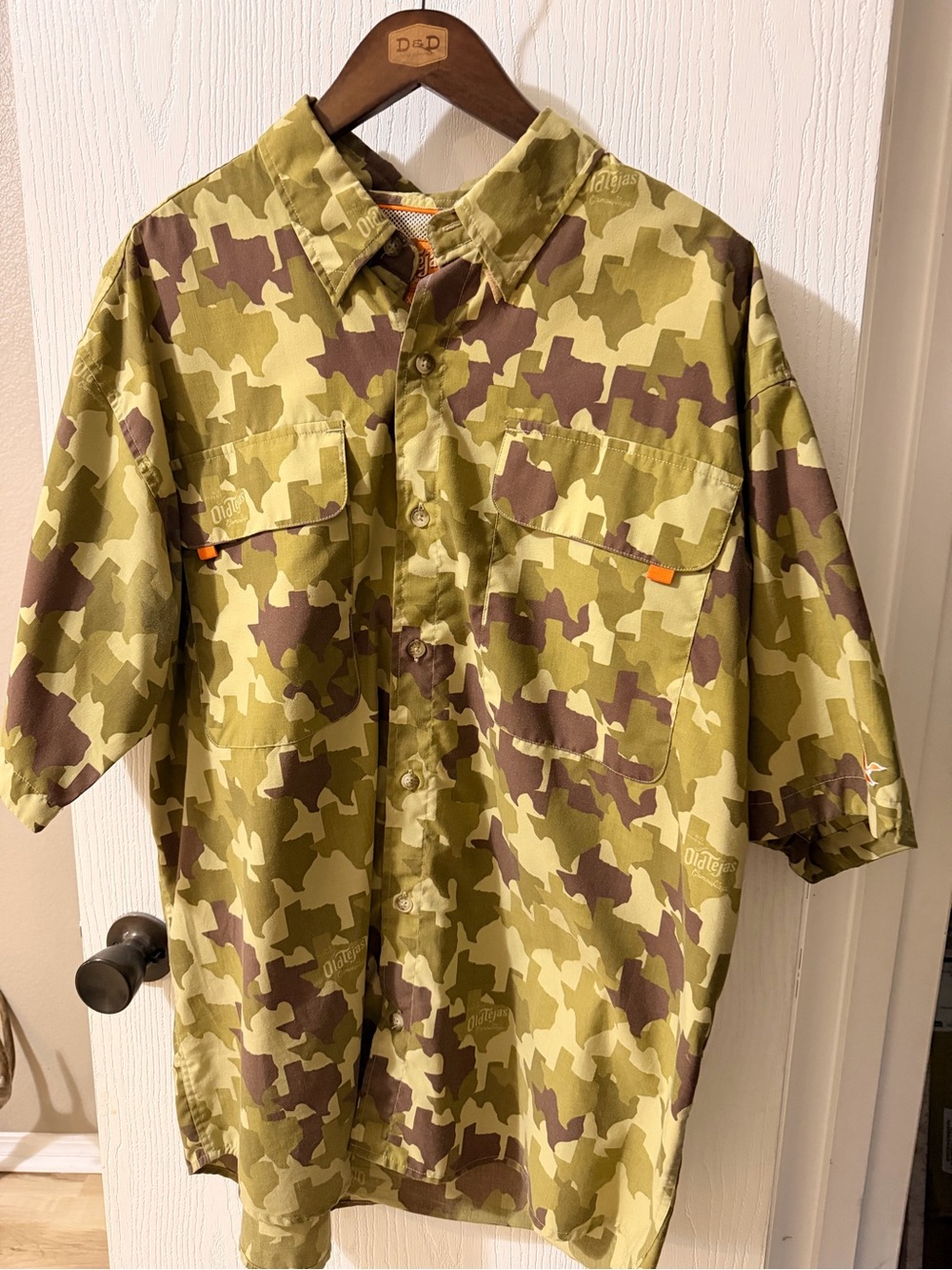 Men's Casual Short-Sleeve Button-Down Shirt in Olive Camo